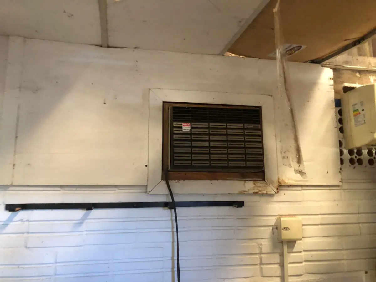 LOTE 023 - AR CONDICIONADO DE JANELA, ANTIGO