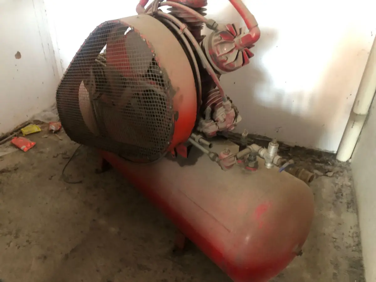 LOTE 152 - Compressor de ar vermelho 