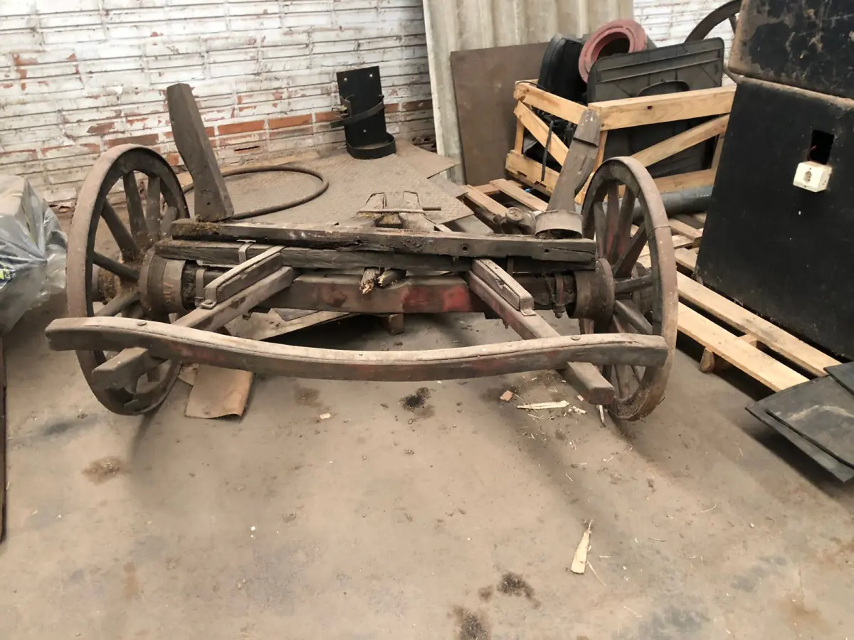 LOTE 010 - 2 EIXOS C/ RODAS, EM MADEIRA, P/ CARROÇA