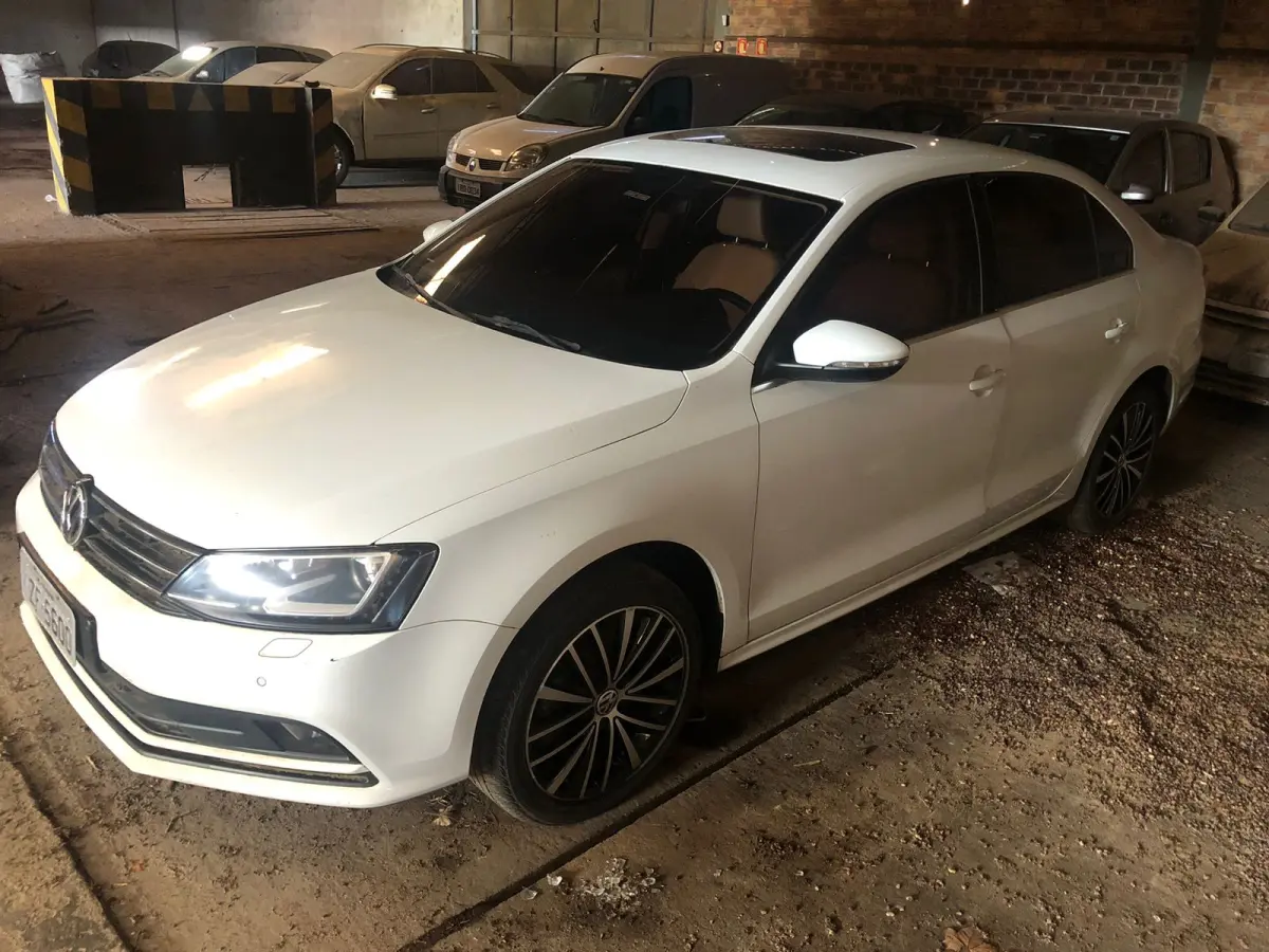 LOTE 001 - Veículo VW Volkswagen Jetta Highline 2.0 TSI 16v 4p Tiptronic, fabricação/modelo 2017/2017 (sem chave)
