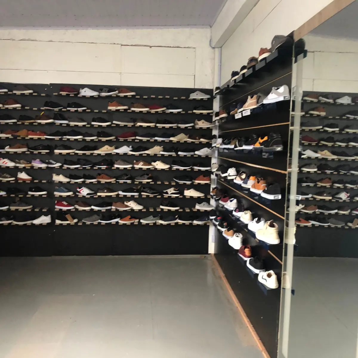 LOTE 088 - prateleira com um pé de sapato