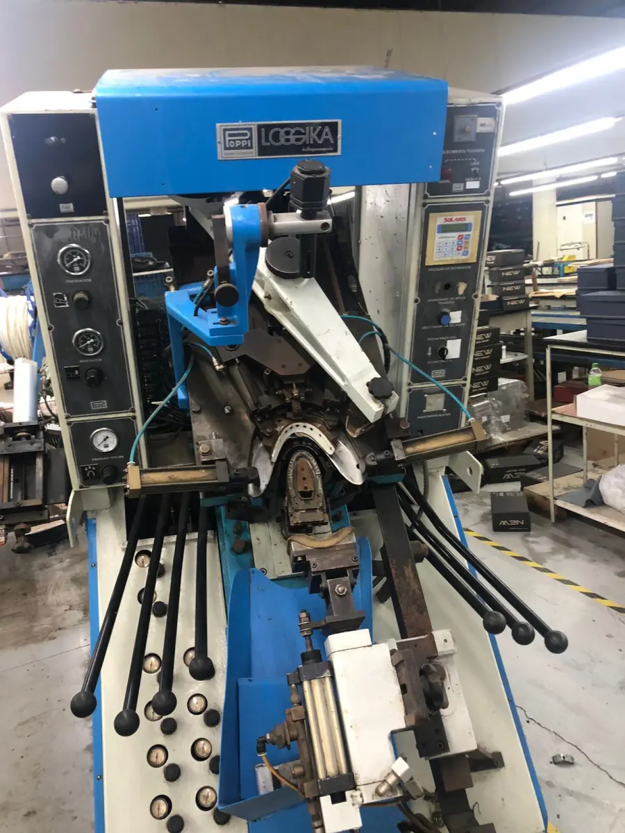 LOTE 013 - maquina de fechar bico marca Poppi