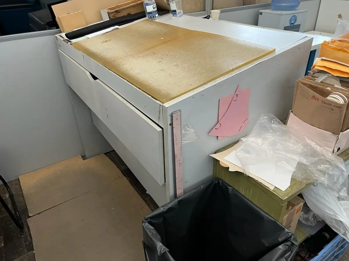 LOTE 107 - uma mesa de corte