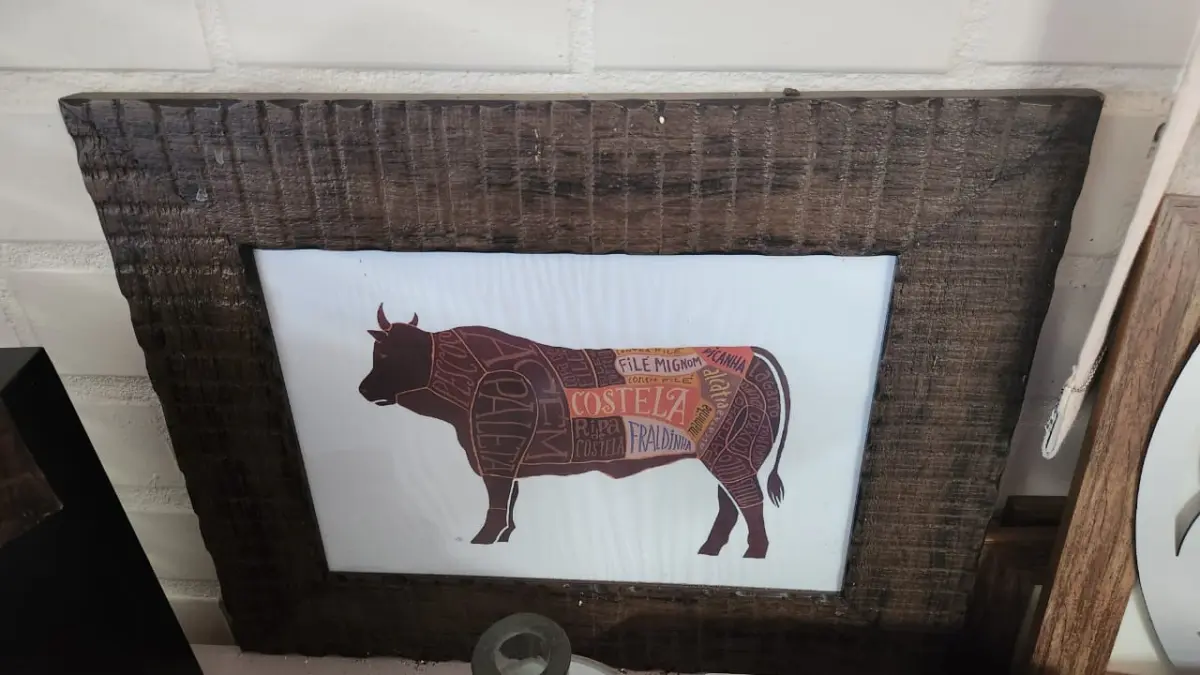 LOTE 124 - 4 QUADROS DE PAREDE PEQUENOS, MOLDURA MADEIRA MARROM