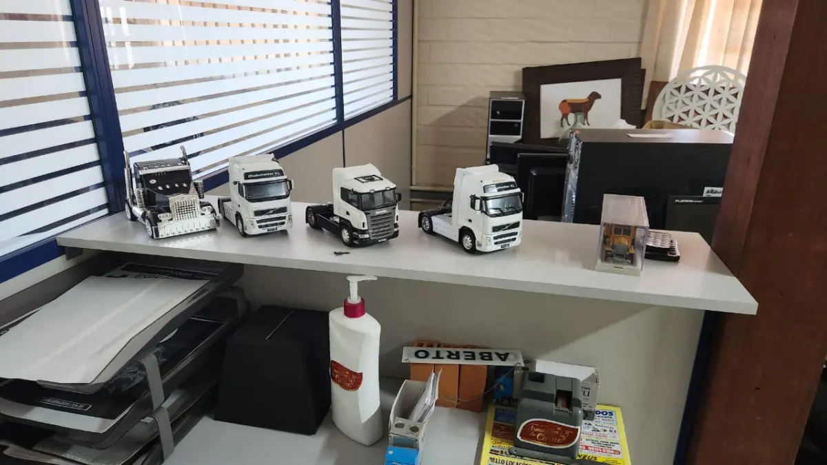 LOTE 123 - 4 MINIATURAS DE CAMINHÃO