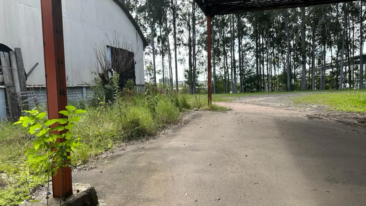 LOTE 000 - imóvel localizado na Av. Antônio Frederico Ozanan nº 1060, B. Brigadeira, em Canoas, c/área do terreno de 30.015,00 m² e áreas construídas de aprox. 11.610,00m²