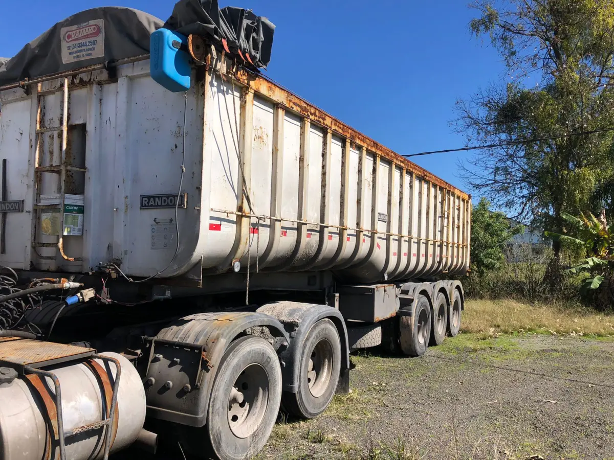 LOTE 006 - SEMI-REBOQUE/RANDON BASCULANTE – 3 Eixos, fabricação/modelo 1999/2000