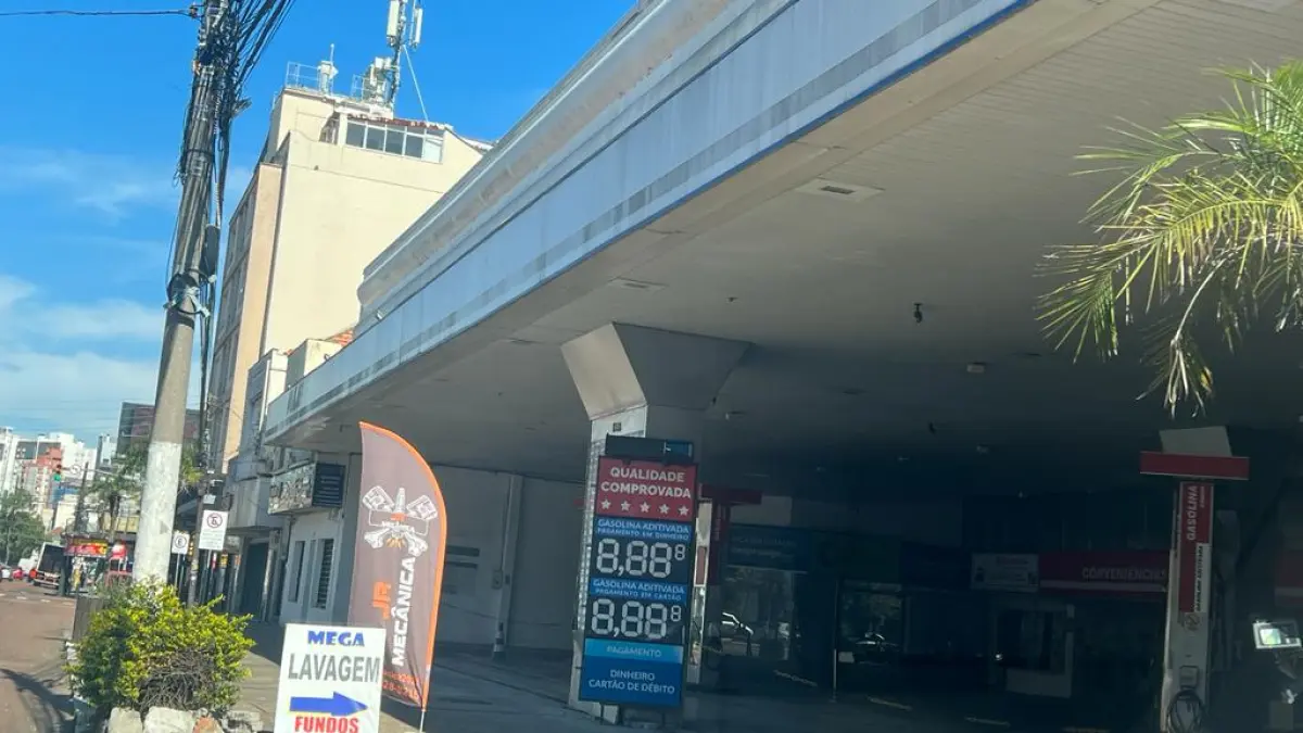 LOTE 001 - O imóvel, com área de terreno de 1.461,50m2, na Rua Benjamin Constant 1253. Juntamente com o imóvel estará o Fundo de Comércio