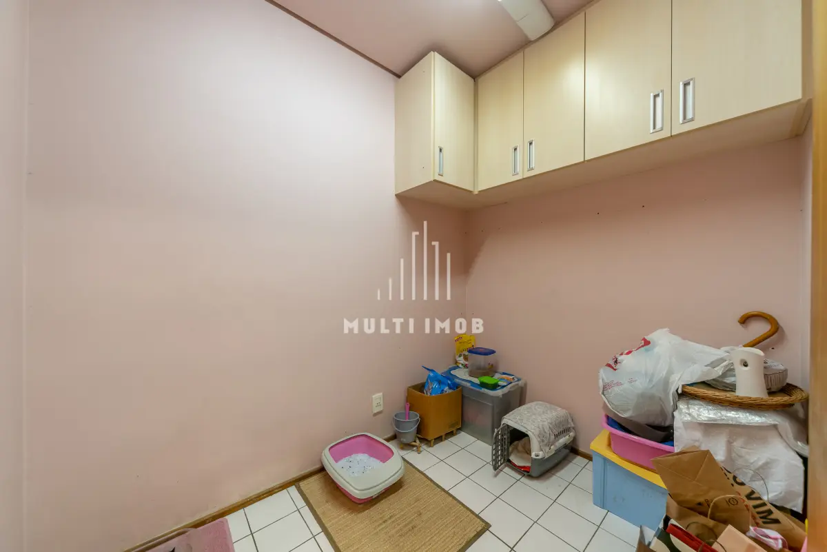 LOTE 000 - O apartamento nº 601 no Ed. Maison Paris, na Rua Pedro Ivo nº 532. O espaço de estacionamento coberto nº 01. O espaço de estacionamento coberto nº 02