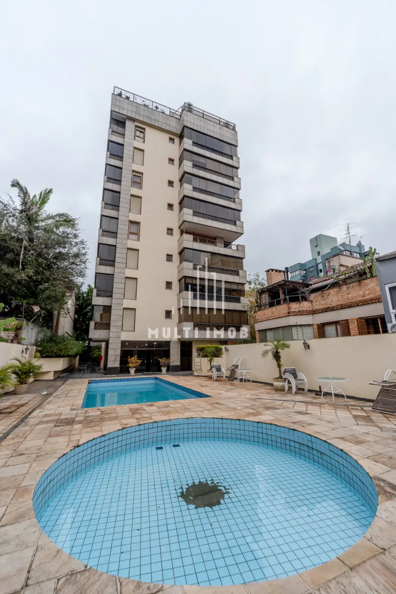 LOTE 000 - O apartamento nº 601 no Ed. Maison Paris, na Rua Pedro Ivo nº 532. O espaço de estacionamento coberto nº 01. O espaço de estacionamento coberto nº 02