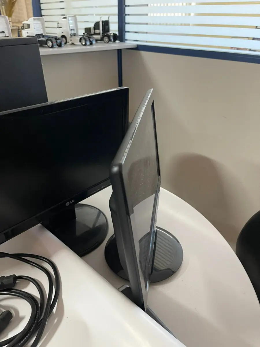 LOTE 170 - 4 MONITORES 16"