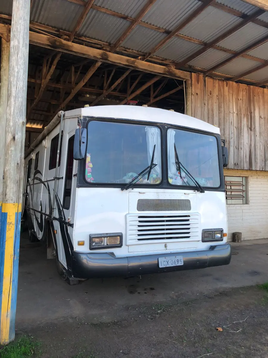 LOTE 072 - ÔNIBUS MOTOR HOME C/CAPACIDADE DE CARREGAR CAVALOS, ANO 1976, BRANCO, PLACAS ICX 0695