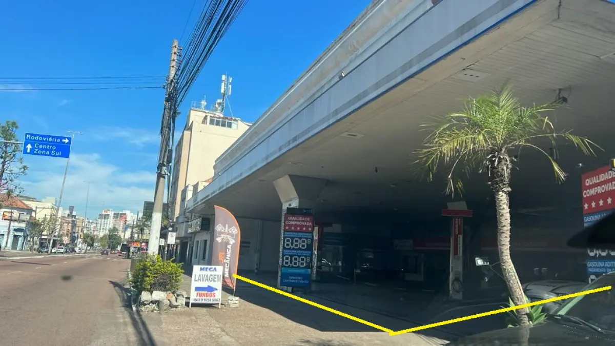 LOTE 001 - O imóvel, com área de terreno de 1.461,50m2, na Rua Benjamin Constant 1253. Juntamente com o imóvel estará o Fundo de Comércio