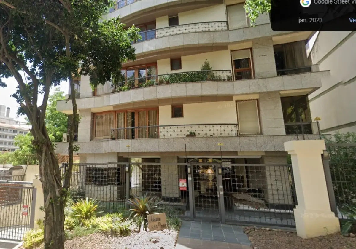 LOTE 000 - O apartamento nº 601 no Ed. Maison Paris, na Rua Pedro Ivo nº 532. O espaço de estacionamento coberto nº 01. O espaço de estacionamento coberto nº 02