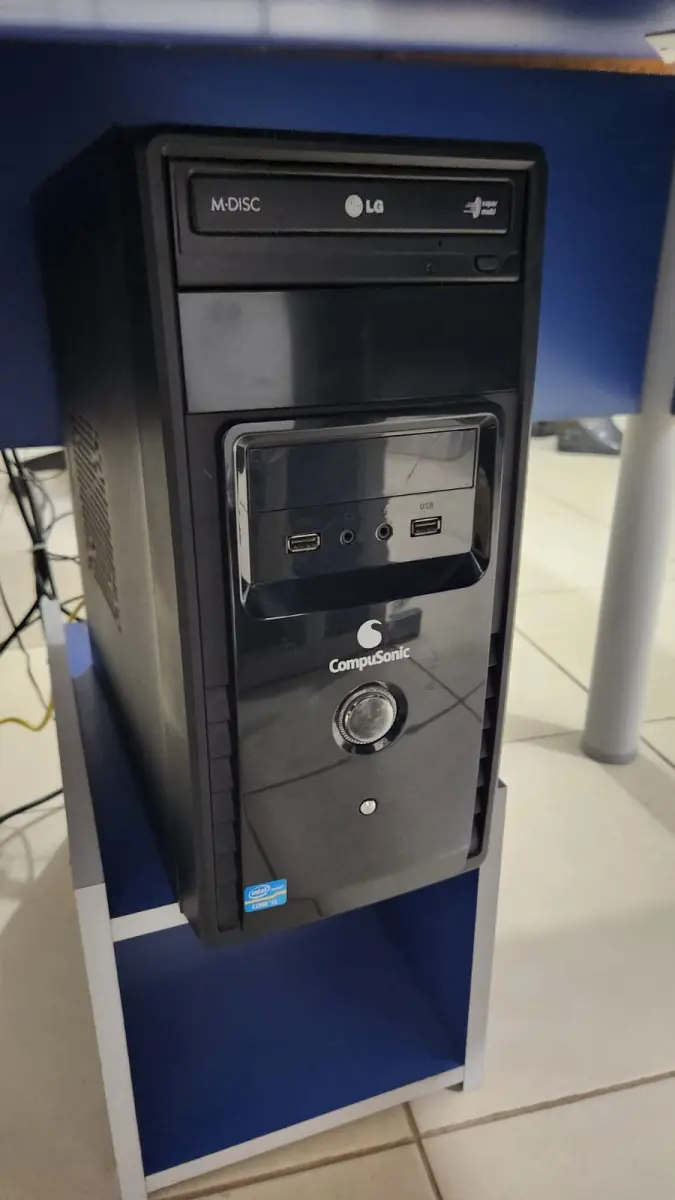 LOTE 100 - 7 COMPUTADORES COM MONITOR, TELCADO, MOUSE E ESTABILIZADOR