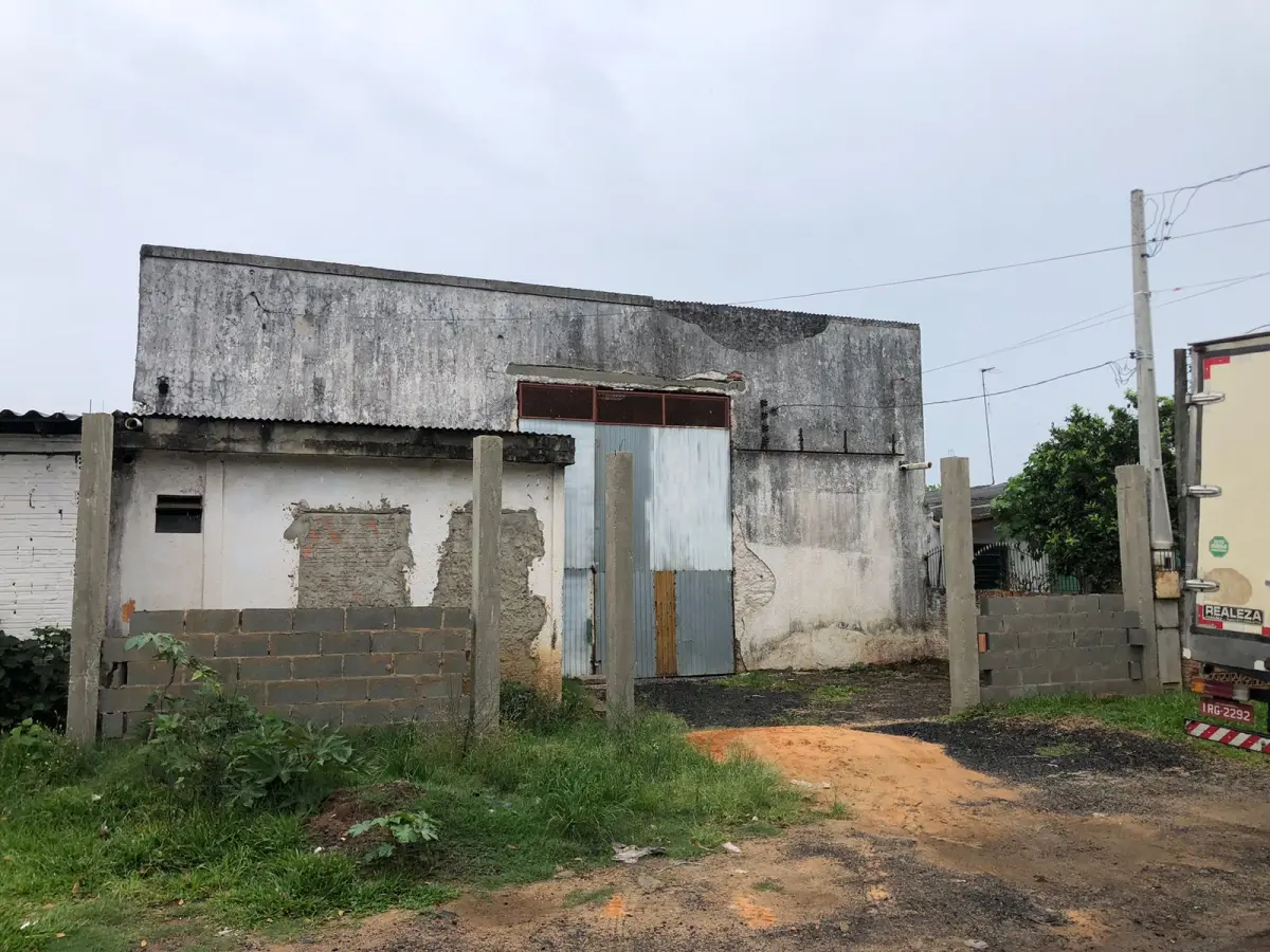LOTE 000 - PAVILHÃO EM CACHOEIRINHA  Rua São Salvador nº 486 com a área superficial de 360,00m²