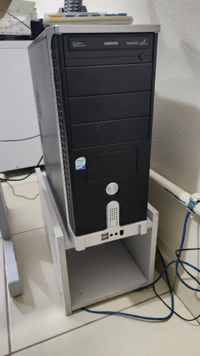 LOTE 100 - 7 COMPUTADORES COM MONITOR, TELCADO, MOUSE E ESTABILIZADOR