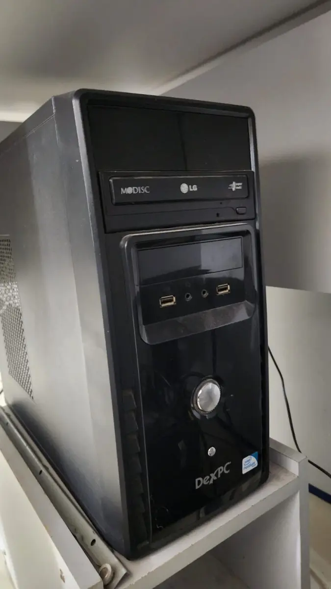 LOTE 100 - 7 COMPUTADORES COM MONITOR, TELCADO, MOUSE E ESTABILIZADOR