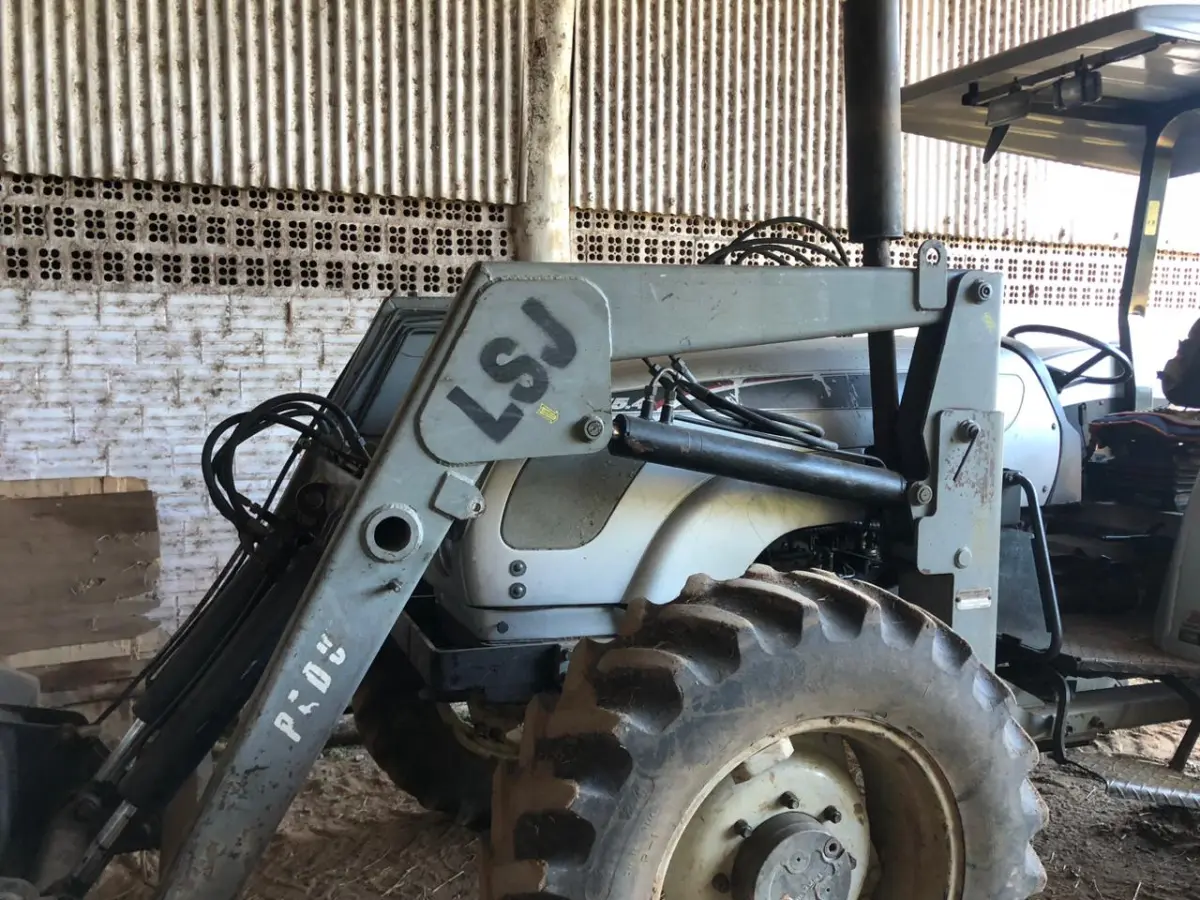 LOTE 057 - TRATOR, AGRALE 575.4 C/ PÁ CARREGADEIRA