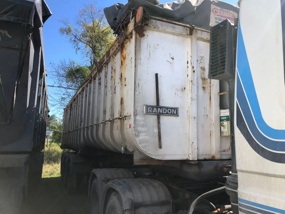 LOTE 006 - SEMI-REBOQUE/RANDON BASCULANTE – 3 Eixos, fabricação/modelo 1999/2000