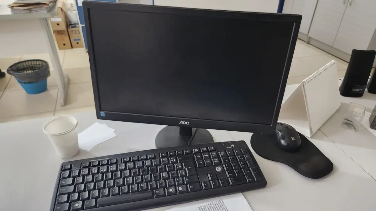 LOTE 100 - 7 COMPUTADORES COM MONITOR, TELCADO, MOUSE E ESTABILIZADOR