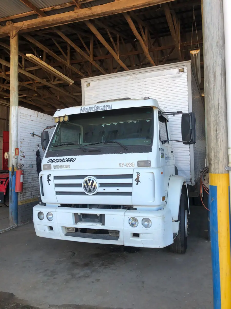 LOTE 073 - "CAMINHÃO VW WORKER 17-180, BRANCO, C/BAÚ, S/PLACAS, MOTOR DESMONTADO E FALTANDO PEÇAS, PLACAS IPO 5691 (25.000,00 caminhão + 8.000,00 baú)"