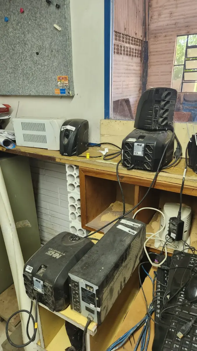 LOTE 027 - "LOTE DE INFORMÁTICA: TECLADOS, 2 CPUs, 1 FAX, 4 ESTABILIZADORES,3 NOBREAKS, 2 MONITORES, ETC."