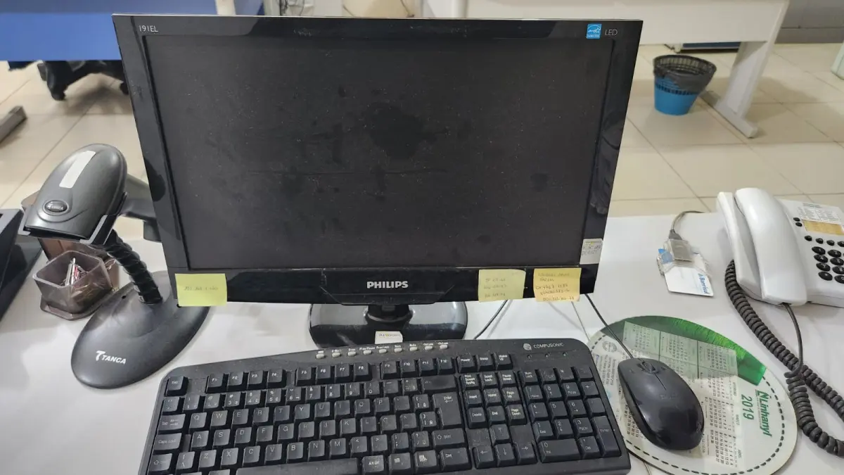 LOTE 100 - 7 COMPUTADORES COM MONITOR, TELCADO, MOUSE E ESTABILIZADOR