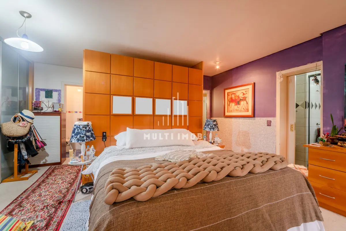 LOTE 000 - O apartamento nº 601 no Ed. Maison Paris, na Rua Pedro Ivo nº 532. O espaço de estacionamento coberto nº 01. O espaço de estacionamento coberto nº 02