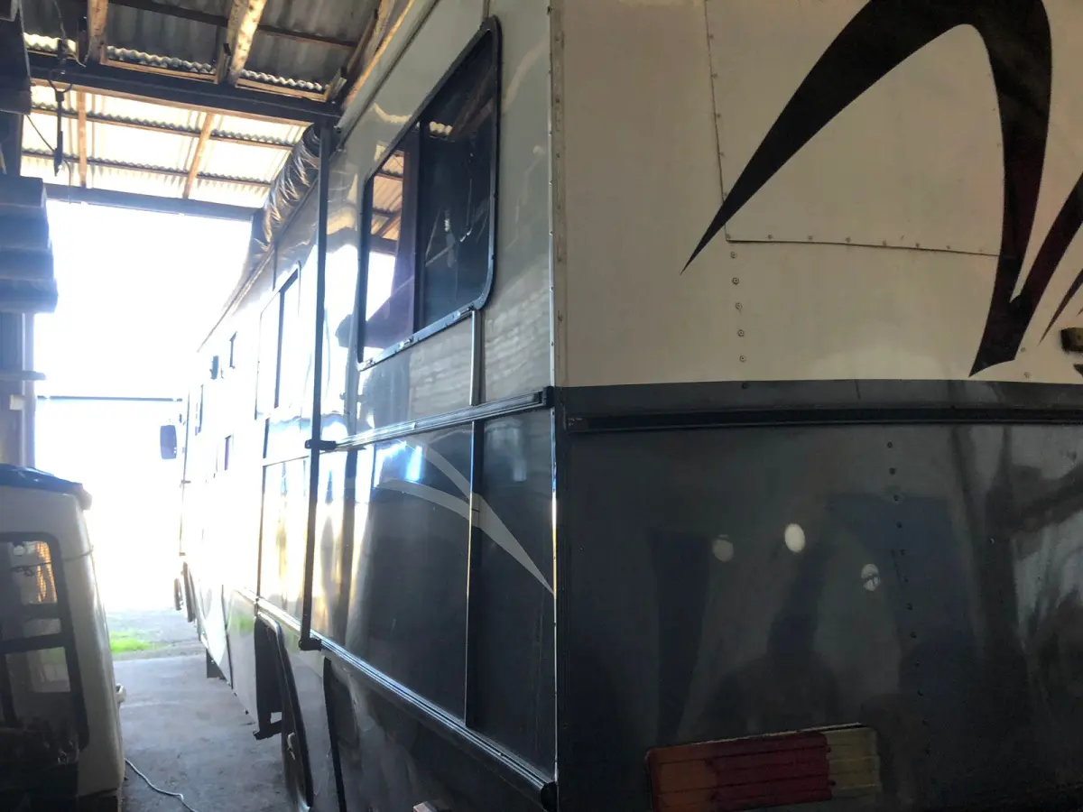 LOTE 072 - ÔNIBUS MOTOR HOME C/CAPACIDADE DE CARREGAR CAVALOS, ANO 1976, BRANCO, PLACAS ICX 0695