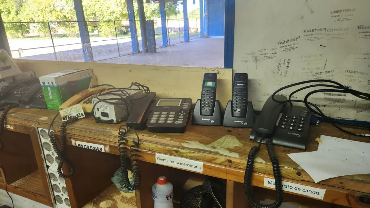 LOTE 029 - LOTE DE TELEFONES: 5 TELEFONES C/ FIO, 2 TELEFONES S/ FIO