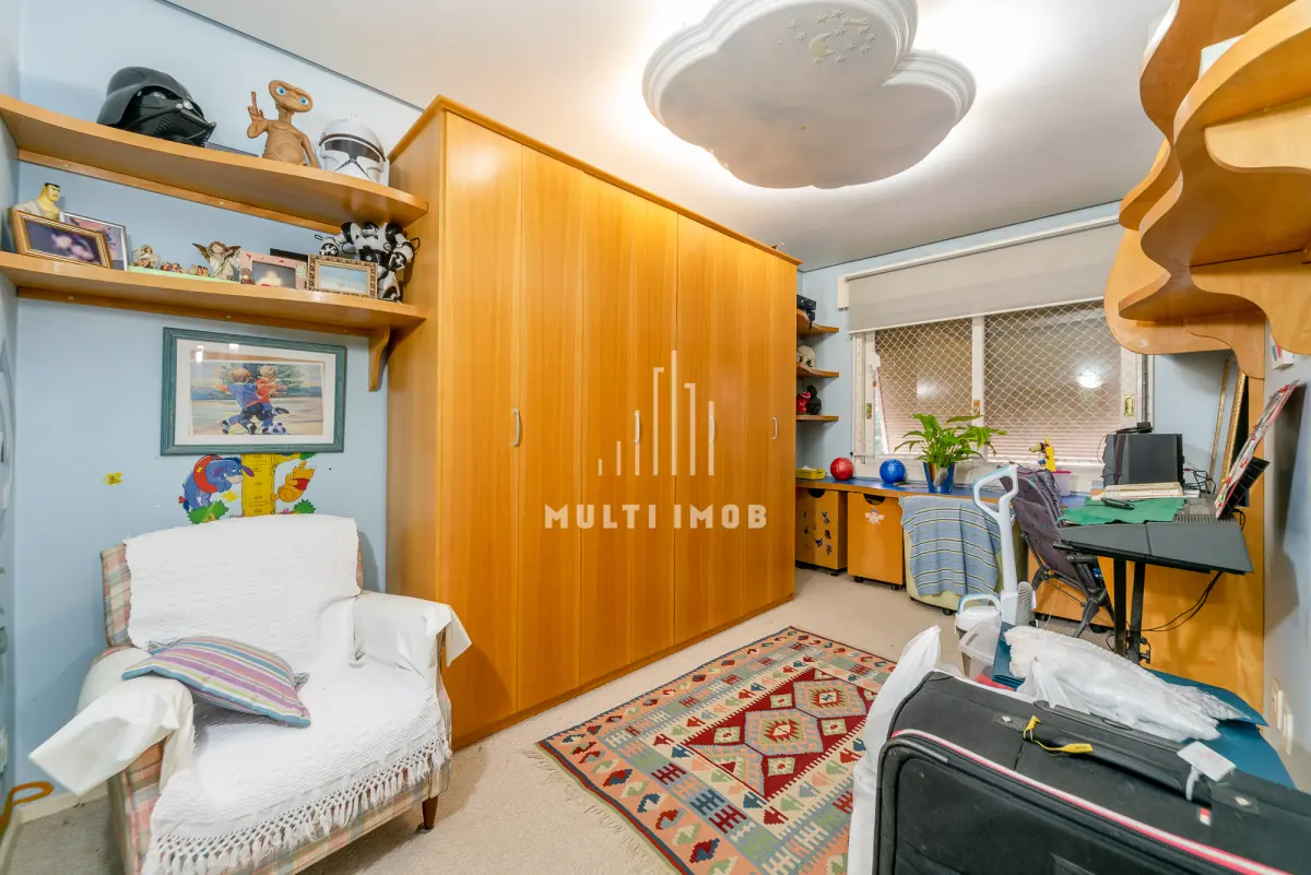 LOTE 000 - O apartamento nº 601 no Ed. Maison Paris, na Rua Pedro Ivo nº 532. O espaço de estacionamento coberto nº 01. O espaço de estacionamento coberto nº 02