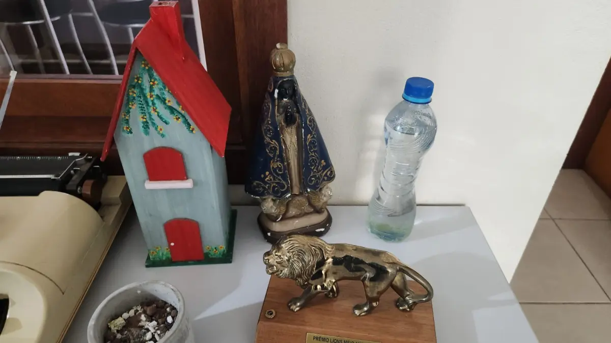 LOTE 216 - LOTE DE OBJETOS DE CUNHO RELIGIOSO (ORATÓRIO, SANTINHOS,ETC.)