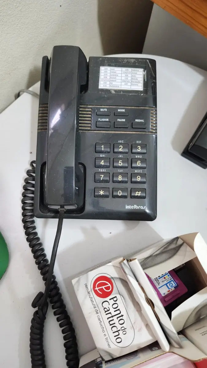 LOTE 108 - LOTE DE TELEFONES: 8 COM FIO E 4 SEM FIO