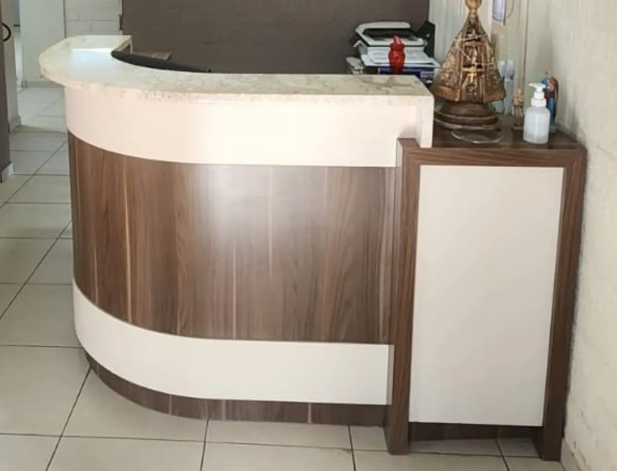 LOTE 128 - BALCÃO RECEPÇÃO EM L, TAMPO MARMORE MARROM/ BEGE C/ 5 GAVETAS