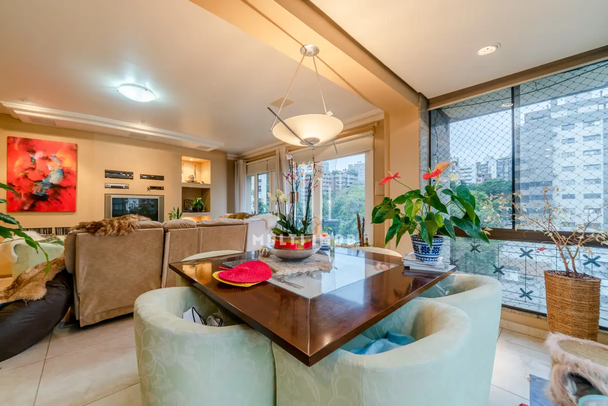 LOTE 000 - O apartamento nº 601 no Ed. Maison Paris, na Rua Pedro Ivo nº 532. O espaço de estacionamento coberto nº 01. O espaço de estacionamento coberto nº 02