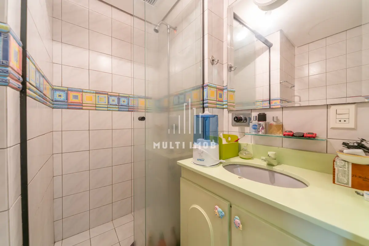 LOTE 000 - O apartamento nº 601 no Ed. Maison Paris, na Rua Pedro Ivo nº 532. O espaço de estacionamento coberto nº 01. O espaço de estacionamento coberto nº 02