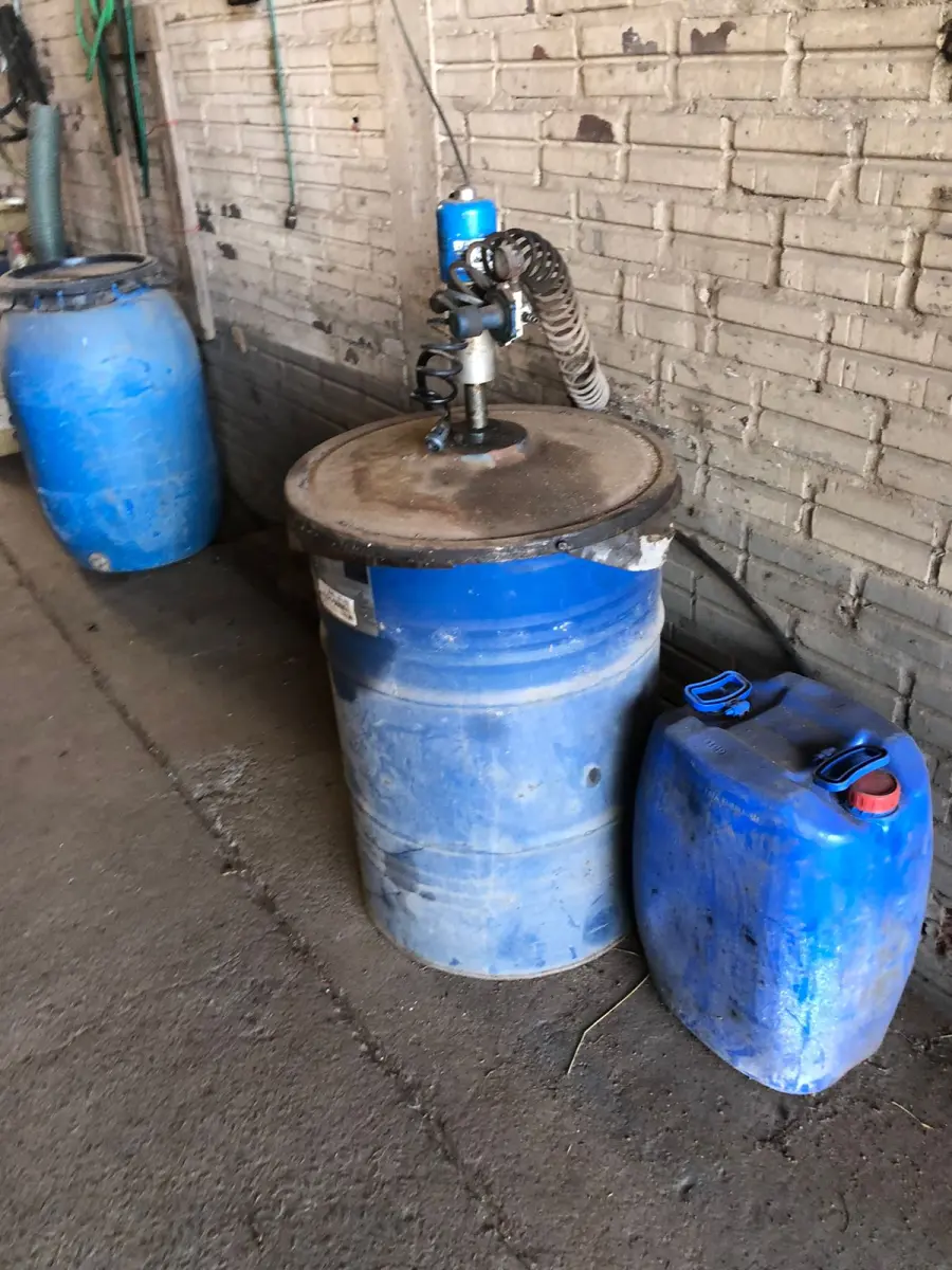 LOTE 074 - ENGRAXADEIRA PNEUMÁTICA COM TAMBOR AZUL