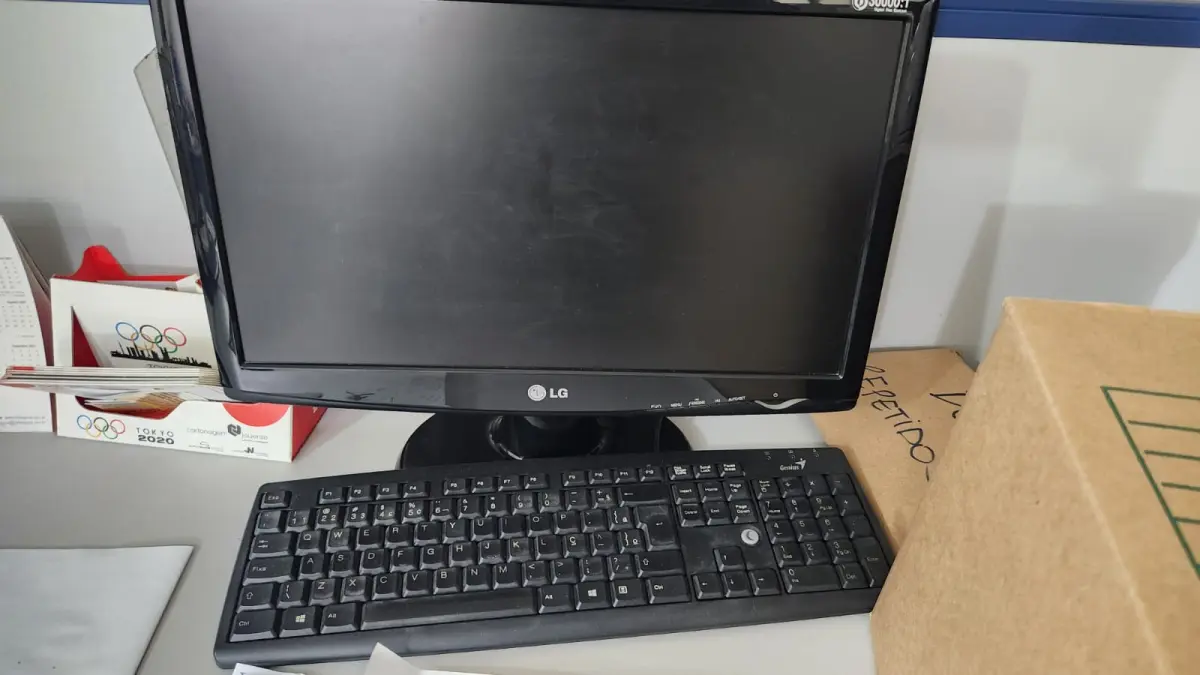 LOTE 100 - 7 COMPUTADORES COM MONITOR, TELCADO, MOUSE E ESTABILIZADOR