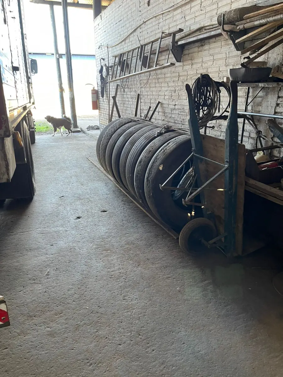 LOTE 096 - 8 PNEUS DE CAMINHÃO EM MAU ESTADO ESTA NO ADM