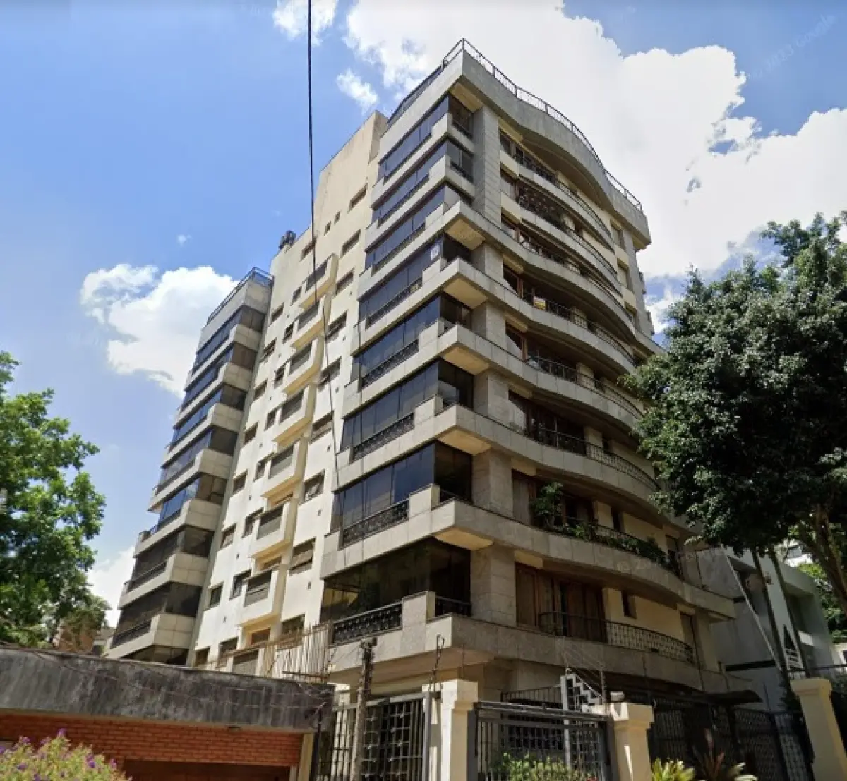 LOTE 000 - O apartamento nº 601 no Ed. Maison Paris, na Rua Pedro Ivo nº 532. O espaço de estacionamento coberto nº 01. O espaço de estacionamento coberto nº 02