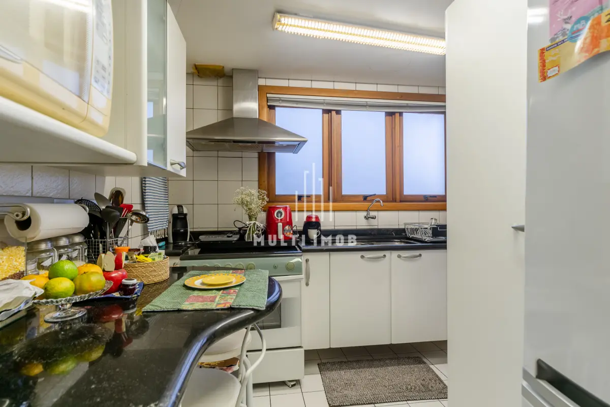 LOTE 000 - O apartamento nº 601 no Ed. Maison Paris, na Rua Pedro Ivo nº 532. O espaço de estacionamento coberto nº 01. O espaço de estacionamento coberto nº 02