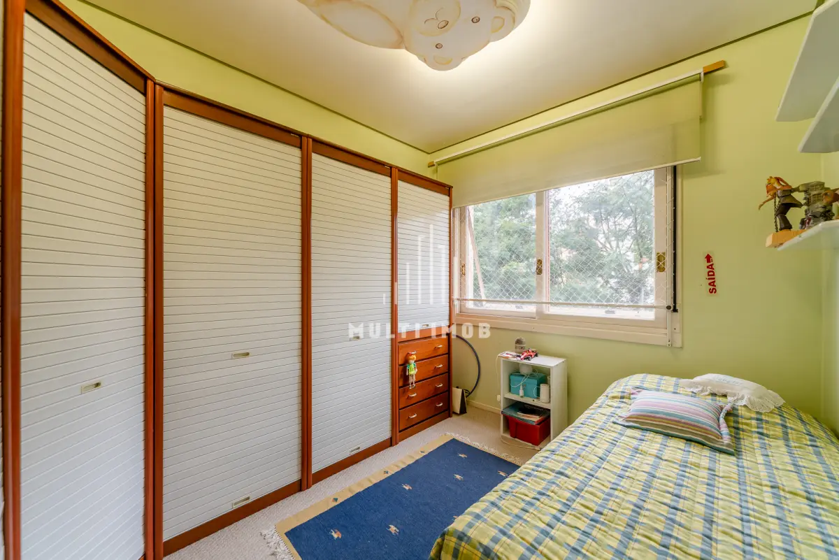 LOTE 000 - O apartamento nº 601 no Ed. Maison Paris, na Rua Pedro Ivo nº 532. O espaço de estacionamento coberto nº 01. O espaço de estacionamento coberto nº 02