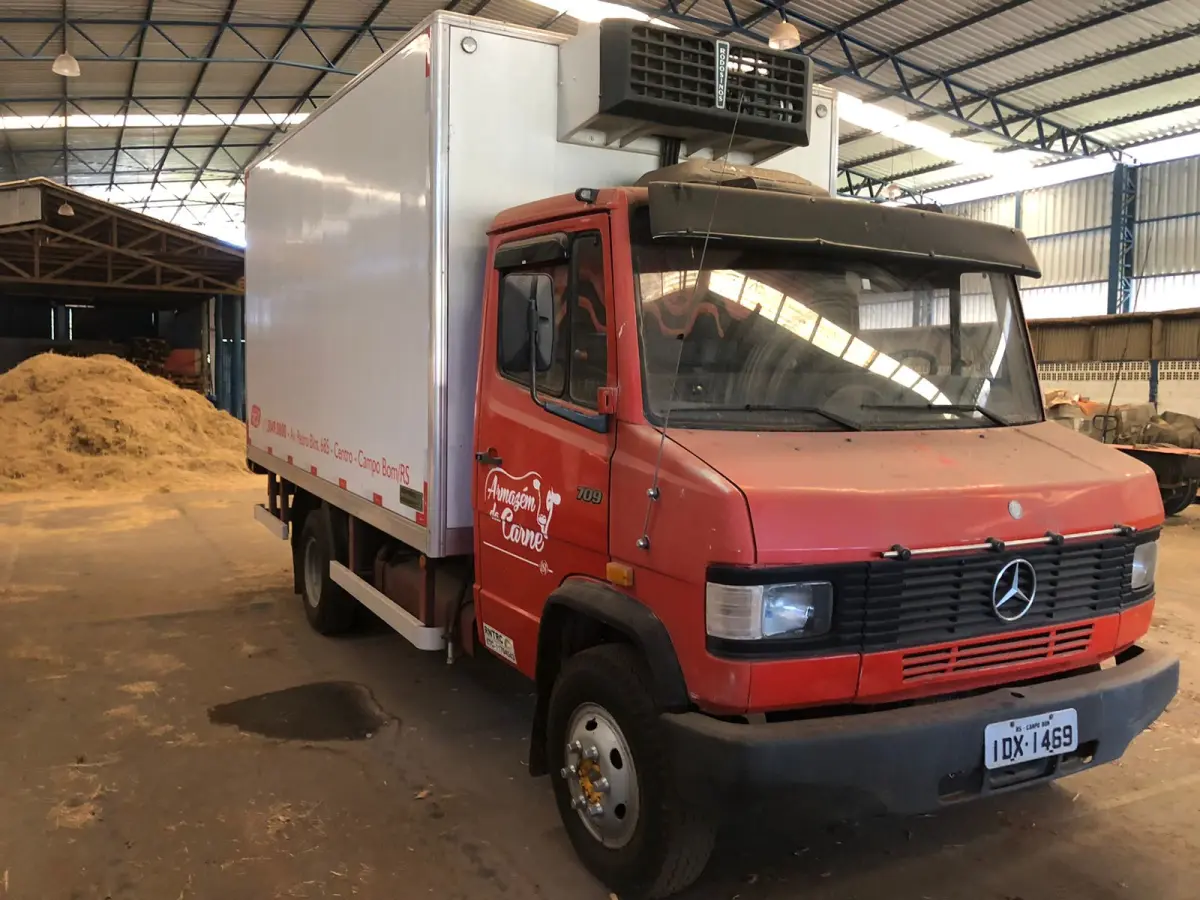 LOTE 031 - "CAMINHÃO MERCEDES BENZ 709, ANO 1991/1992, VERMELHO, PLACAS IDX 1469, C/BAÚ FRIGORIFICO (58.500,00 caminhão + 18.500,00 baú)"