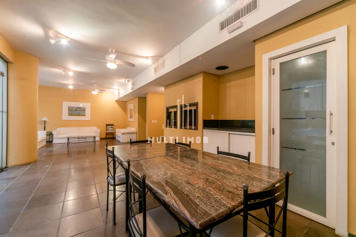 LOTE 000 - O apartamento nº 601 no Ed. Maison Paris, na Rua Pedro Ivo nº 532. O espaço de estacionamento coberto nº 01. O espaço de estacionamento coberto nº 02