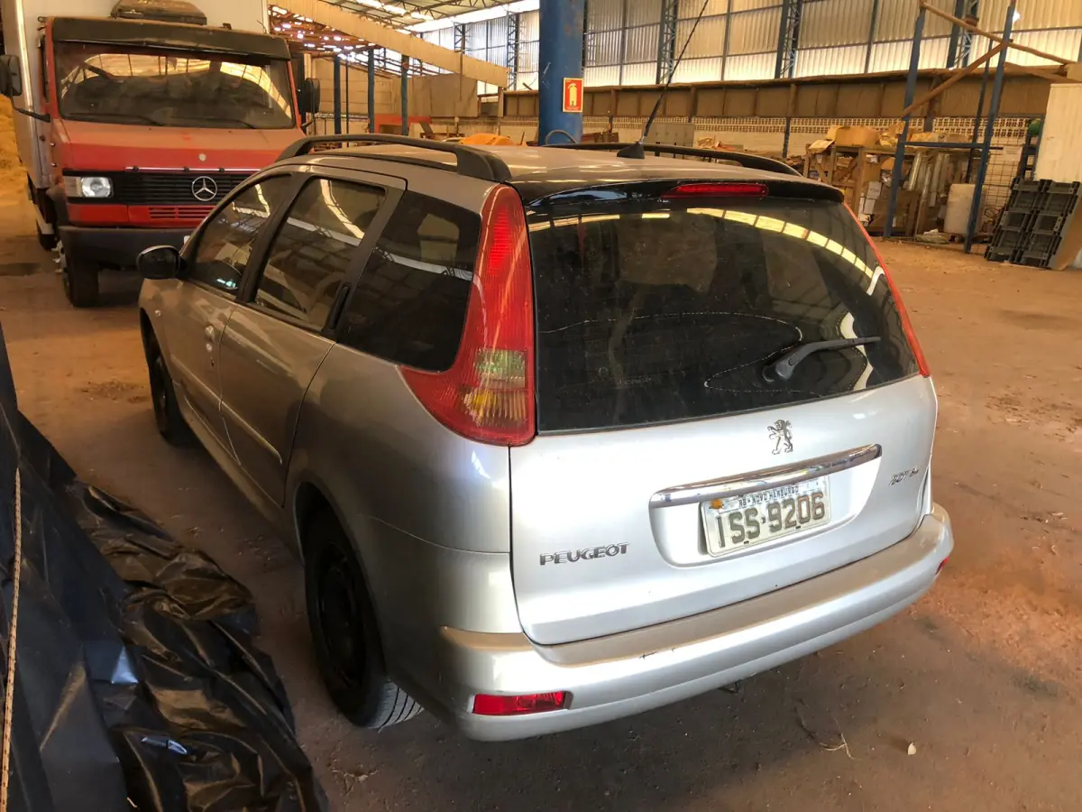 LOTE 033 - "VEÍCULO PEUGEOT, 207 SW XR, ANO 2011/2012, COR PRATA, PLACAS ISS9206