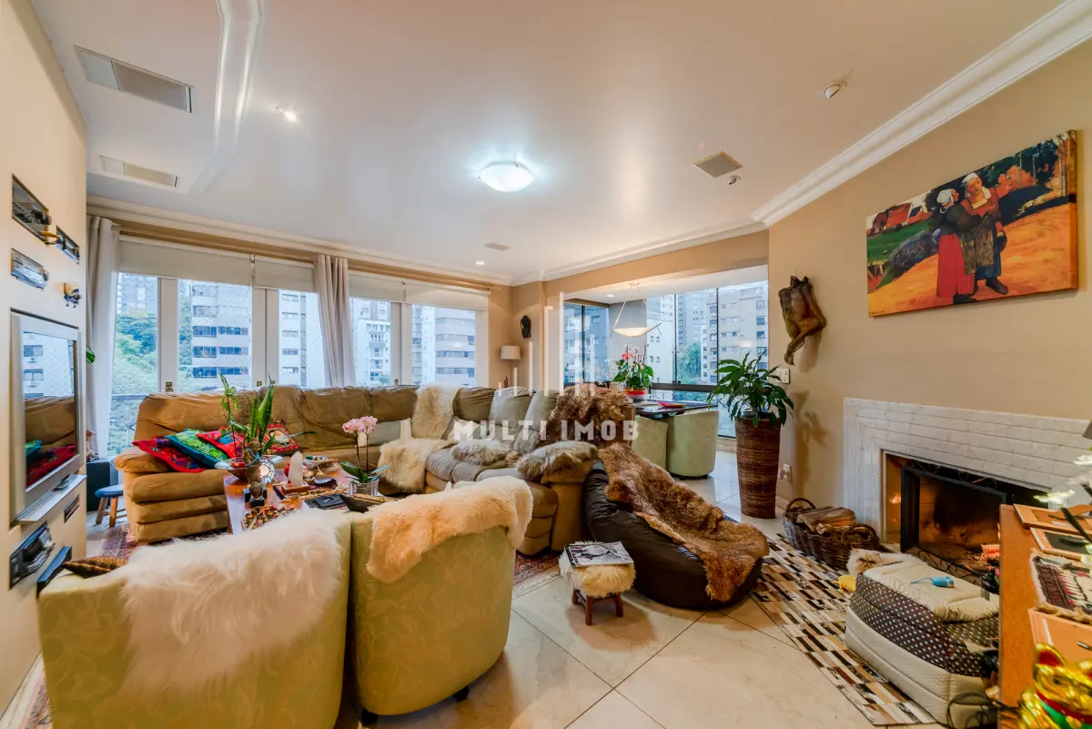 LOTE 000 - O apartamento nº 601 no Ed. Maison Paris, na Rua Pedro Ivo nº 532. O espaço de estacionamento coberto nº 01. O espaço de estacionamento coberto nº 02