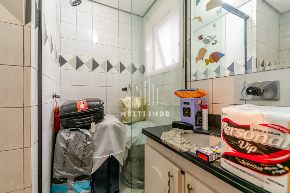 LOTE 000 - O apartamento nº 601 no Ed. Maison Paris, na Rua Pedro Ivo nº 532. O espaço de estacionamento coberto nº 01. O espaço de estacionamento coberto nº 02