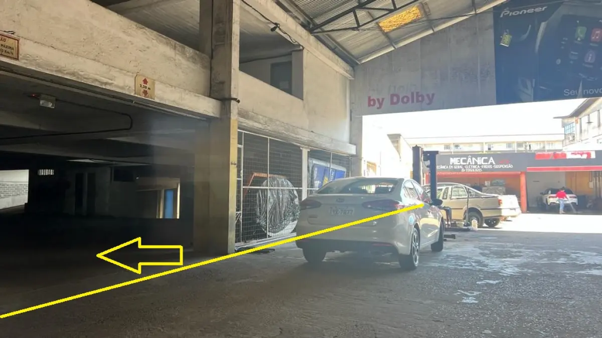 LOTE 001 - O imóvel, com área de terreno de 1.461,50m2, na Rua Benjamin Constant 1253. Juntamente com o imóvel estará o Fundo de Comércio