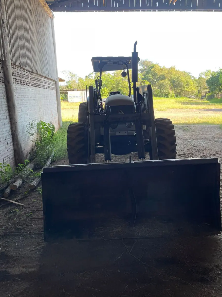 LOTE 057 - TRATOR, AGRALE 575.4 C/ PÁ CARREGADEIRA